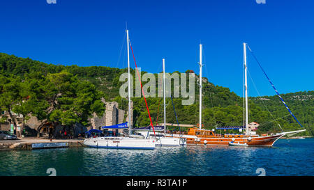 Segelboote im Hafen von Polace Mljet Island National Park, Dalmatien, Kroatien Stockfoto