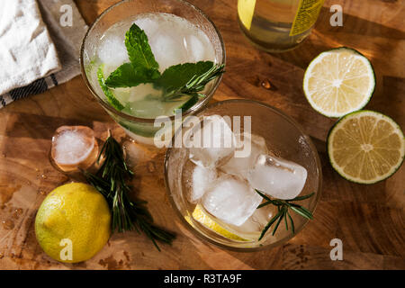 Glas Gin Tonic mit Limette, Minze, Rosmarin und Eis und Zitrone, Rosmarin und Eis Stockfoto