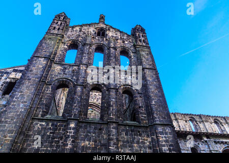 Großbritannien, Großbritannien, England, West Yorkshire, Leeds, nördlich des Flusses Aire. Kirkstall Abbey, Zisterzienserkloster Ruinen aus dem 12. Jahrhundert. Stockfoto