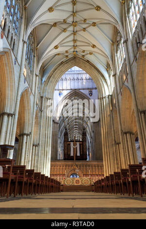 England, Yorkshire, York. Englisch gotische Kathedrale und Metropolitical Kirche St. Peter in York, York Minster. Dekorierte gotische Kirchenschiff. Stockfoto