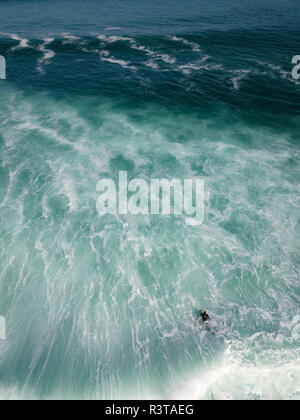 Indonesien, Bali, Luftaufnahme von Balngan Strand, Surfer Stockfoto