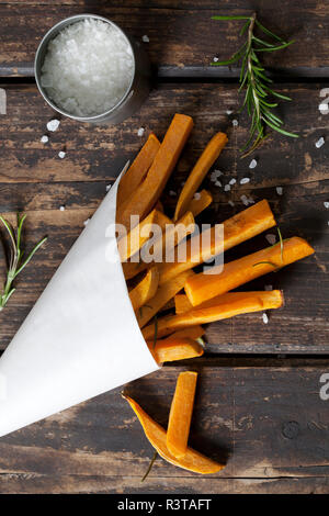 Süßkartoffel frites mit Rosmarin Stockfoto