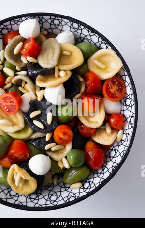 Mediterrane Orecchiette mit Tomaten, Oliven, Mozzarella Stockfoto