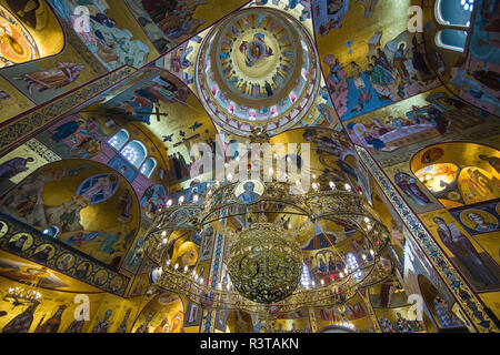 Montenegro, Podgorica. Innenraum der serbisch-orthodoxen Kirche. Kredit als: Jim Zuckerman/Jaynes Galerie/DanitaDelimont.com