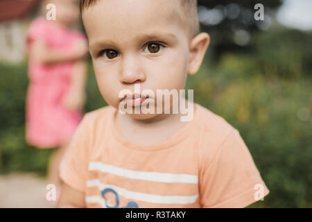 Portrait von baby boy in Garten Stockfoto