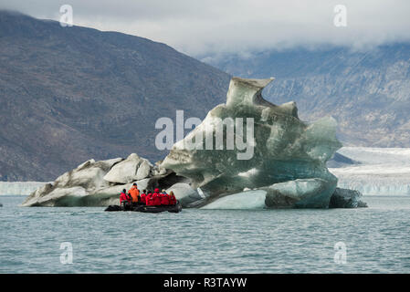 Ostgrönländische, Scoresbysund, aka Scoresby Sund. Abenteuer Touristen in Zodiac erkunden Eisberg Wilson an der Gletscher. (Für die redaktionelle Nutzung) Stockfoto