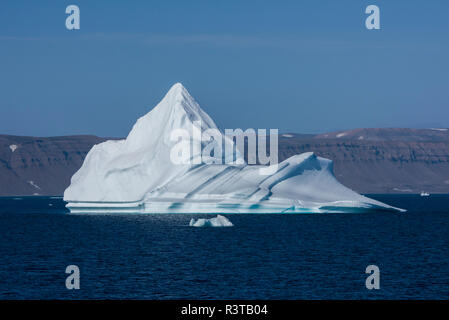 Grönland, Scoresbysund, aka Scoresby Sund. Große Eisberge in der Nähe von ittoqqortoormiit. Stockfoto