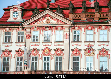 In Prag, Tschechische Republik - Am 07/23/2015 - Rococo Fassade der Kinský Palast, in der Altstadt, die Häuser der Nationalgalerie, Narodni Galerie i Stockfoto