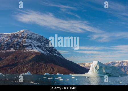 Grönland. Scoresby Sund. Gasefjord. Eisberg und verschneiten Berge Stockfoto