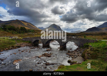 Vereinigtes Königreich, Schottland, Scottish Highlands, Isle Of Skye, Old Sligachan Steinbrücke über den Fluss Sligachanr Stockfoto