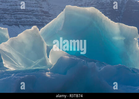 Grönland, Scoresby Sund, Gasefjord. Klumpen aus Eis an der Spitze des Eisbergs. Stockfoto