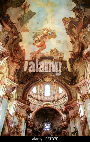 Innenraum der barocken Kirche von Saint Nicholas und Deckenfresko mit der Darstellung der Apotheose des Hl. Nikolaus in Prag, Tschechische Republik, Stockfoto