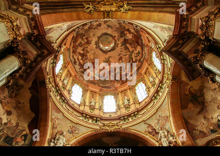 Innenraum der barocken Kirche von Saint Nicholas und Deckenfresko mit der Darstellung der Apotheose des Hl. Nikolaus in Prag, Tschechische Republik, Stockfoto