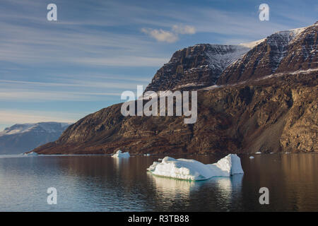Grönland, Scoresby Sund, Gasefjord. Eisberg und verschneiten Berge Stockfoto