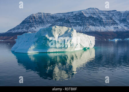 Grönland, Scoresby Sund, Gasefjord. Eisberg und verschneiten Berge Stockfoto