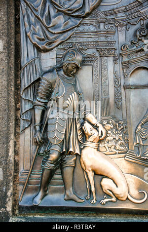 Die Plakette auf der Statue von Johannes von Nepomuk mit dem Hund, berühren, d. h. viel Glück. Die Karlsbrücke in Prag, Tschechische Republik Stockfoto