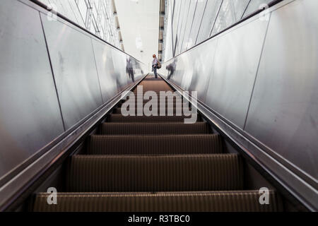 Frau auf Rolltreppe der U-Bahn Station Stockfoto