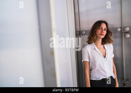 Porträt einer schönen jungen Frau Stockfoto