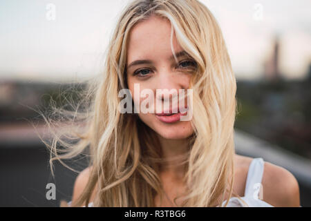 Porträt von lächelnden blonden jungen Frau im freien Stockfoto
