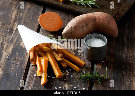 Süßkartoffel frites mit Rosmarin Stockfoto