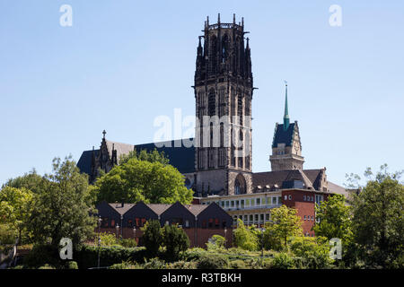 Deutschland, Duisburg, um Salvator Kirche und Rathaus turm Stockfoto