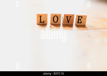 Wort Liebe auf den Würfel und weißen Hintergrund. Stockfoto