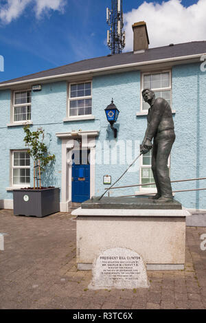 Irland, County Kerry, Ballybunion, Statue von einem Golf US Präsident Bill Clinton, besucht den örtlichen Golfplatz 1998 Stockfoto