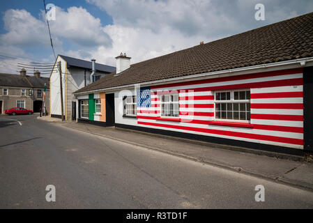 Irland, County Offaly, Moneygall, Haus gemalt mit US Flaggen für den Besuch von US-Präsident Barack Obama Stockfoto