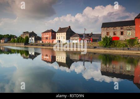 Irland, Grafschaft Kilkenny, Kilkenny City, Pubs entlang Fluss Nore Stockfoto