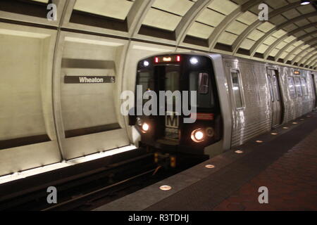 Eine 7000-Serie U-Bahn kommen in Weaton Station. Stockfoto