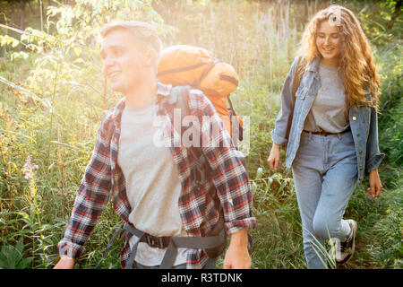 Junges Paar gemeinsam Wandern in der Natur Stockfoto