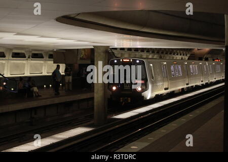 Eine 7000-Serie WMATA Zug zieht in einer Station. Washington DC Metro. Stockfoto