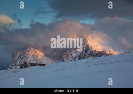 Snowy frühen Winter Landschaft in Seiser Alm. Dolomiten, Italien - Winterurlaub Ziel Stockfoto