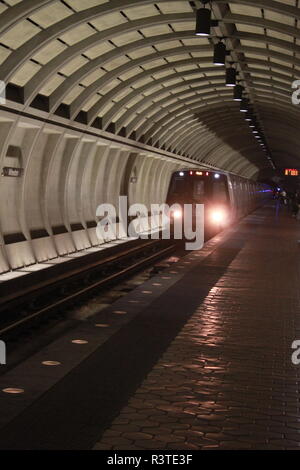 Eine 7000-Serie U-Bahn kommen in Wheaton Station. Stockfoto