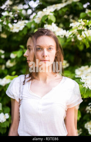 Doppelte Belichtung Porträt der jungen Frau im Freien Stockfoto