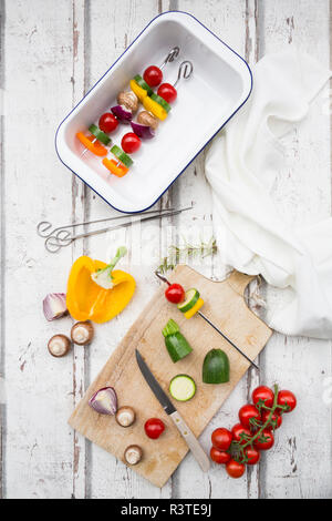 Vegetarisch grillen Spits, orange und gelbe Paprika, Tomaten, roten Zwiebeln, Zucchini und Champignons Stockfoto