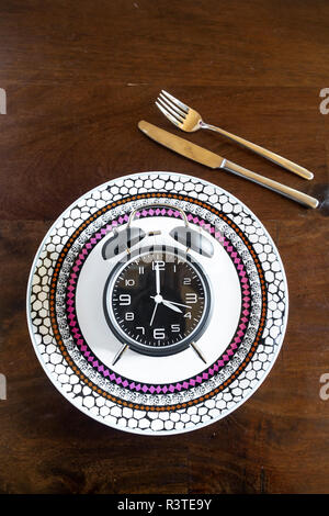 Intermittierendes fasten, Trend 16:8 anlegen, den Wecker auf Platte Stockfoto