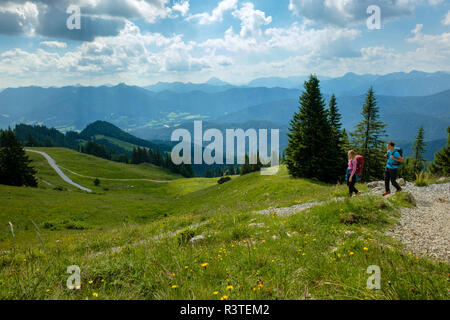 Deutschland, Bayern, in der Nähe von Lenggries Brauneck, junges Paar Wandern in alpiner Landschaft Stockfoto