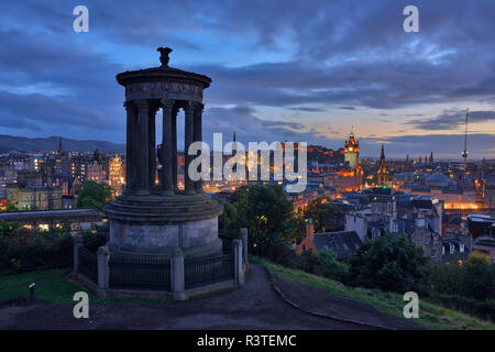 Großbritannien, Schottland, Edinburgh, Blick auf die Stadt vom Carlton Hill mit Dugald Stewart Denkmal im Vordergrund. Stockfoto