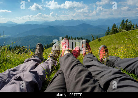 Deutschland, Bayern, in der Nähe von Lenggries, Brauneck Beine der Wanderer in der Wiese in der alpinen Landschaft Stockfoto