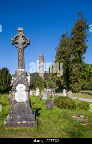 Alten Klostersiedlung, begonnen von St. Kevin, Keltisches Kreuz und Rundturm, Glendalough, County Wicklow, Irland Stockfoto