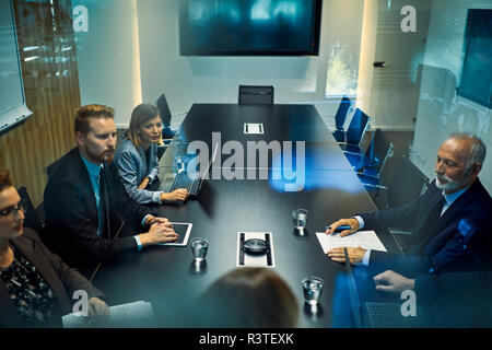 Gruppe von Geschäftsleuten diskutieren in Sitzung Stockfoto