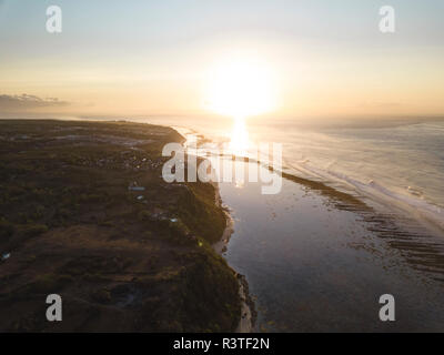 Indonesien, Bali, Luftaufnahme der grünen Schale Strand bei Sonnenaufgang Stockfoto