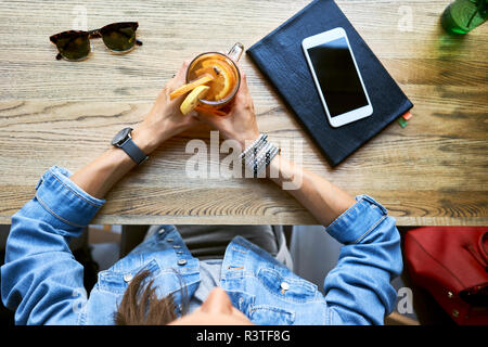 Ansicht von oben von einer Frau mit einem Kaffee im Café Stockfoto