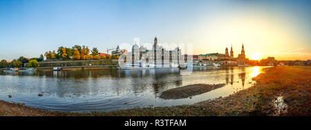 Deutschland, Sachsen, Dresden, Blick auf die Stadt und die Elbe bei Sonnenuntergang, Panorama Stockfoto