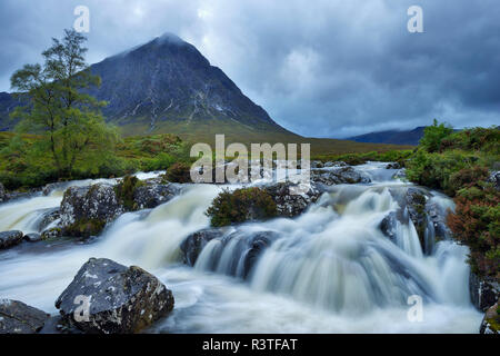 Vereinigtes Königreich, Schottland, Glencoe, Highlands, Glen Coe, Coupall fällt der Fluss Coupall mit Berg Buachaille Etive Mor im Hintergrund Stockfoto