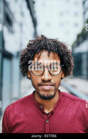 Porträt eines jungen Mannes mit Brille Stockfoto