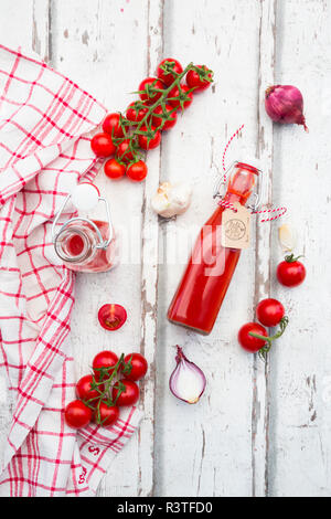 Hausgemachtes Tomatenketchup und Zutaten Stockfoto