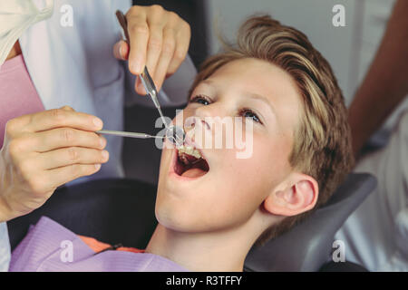 Zahnarzt untersuchen junge Zähne mit zahnmedizinische Instrumente Stockfoto