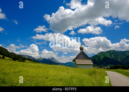Österreich, Tirol, Tannheimer Tal, St Leonard's Church in der Nähe von Berg Stockfoto